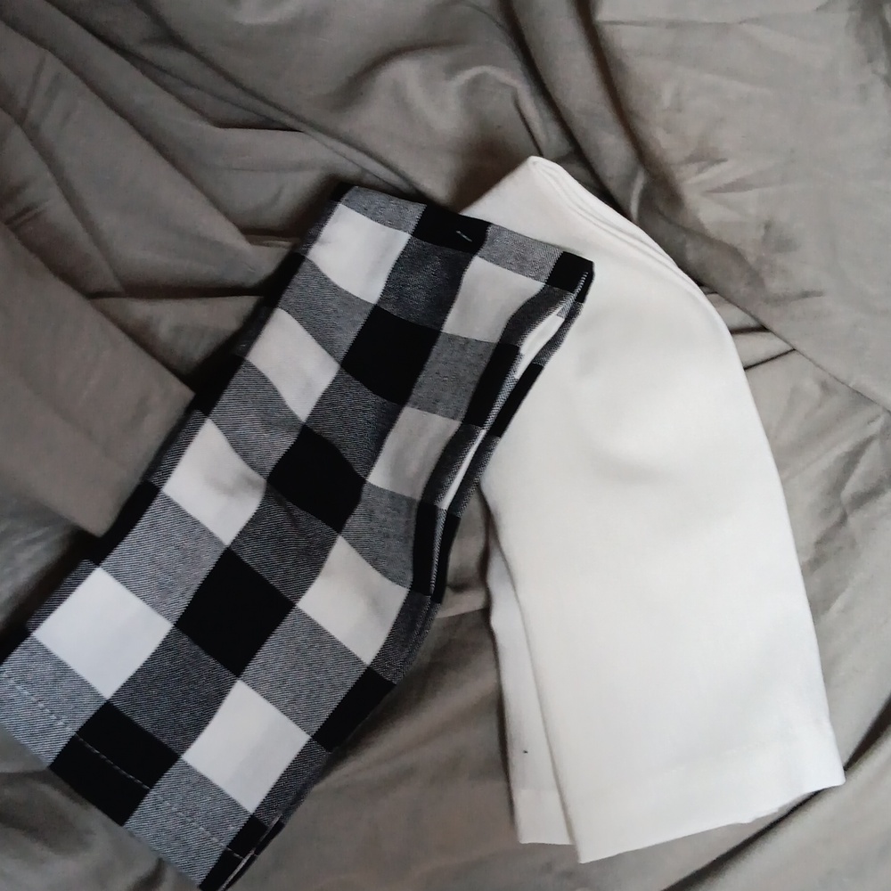 Thankful black and white hand towels - Picture 3 of 3